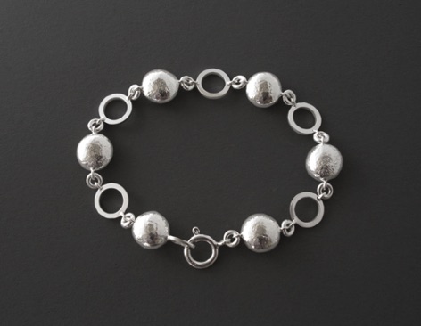 Armband 
"Silverkulor och ringar".
Silver (2010).
Längd 19,5 cm.
Pris 5 000 kr.