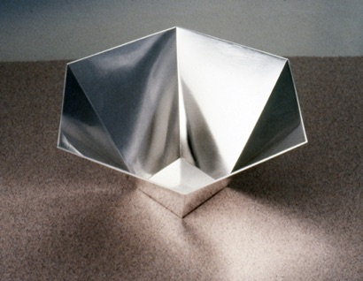 Sexkantig skål med fyrkantig
botten. Del av gesällprov.
Silver (1982).
