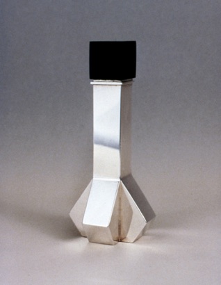 Parfymflaska med kubisk propp.
Del av gesällprov.
Silver och ebenholst (1981).