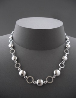 Halsband 
"Silverkulor och ringar".
Silver (2010)
Längd 48 cm.
Pris 10 000 kr.