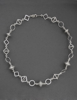 Halsband "Linser"
Silver (2008)
Finns i olika varianter 
och priser.
Pris mellan 12 000 - 16 000 kr.
