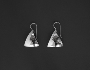 Örhängen "Segel" trekanter.
Silver (1992).
Small pris 550 kr.
Medium pris 650 kr.