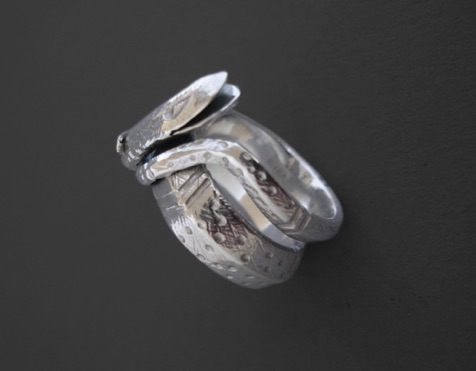 Fingerring "Orm".
Silver (2005).
Pris 3 500 kr.